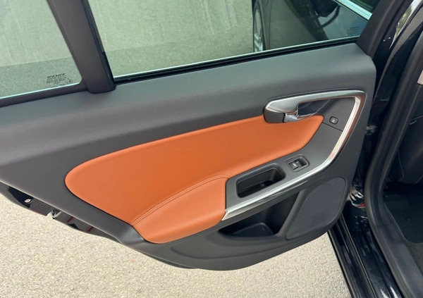 Volvo V60 cena 55900 przebieg: 210000, rok produkcji 2014 z Puławy małe 596